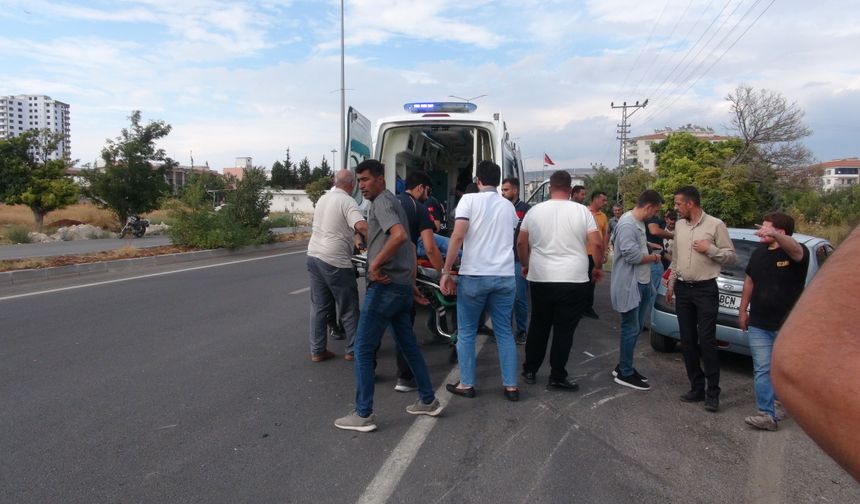 Kilis'te motosiklet ile otomobil çarpıştı: 2 yaralı