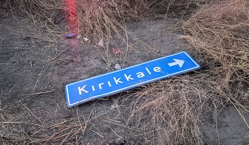 Kırıkkale'de işçi servisi ile otomobilin çarpıştığı kazada 14 kişi yaralandı