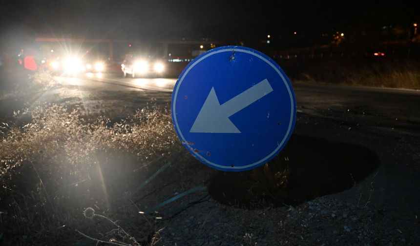 Kırıkkale'de motosiklet trafik levhasına çarptı: 2 yaralı