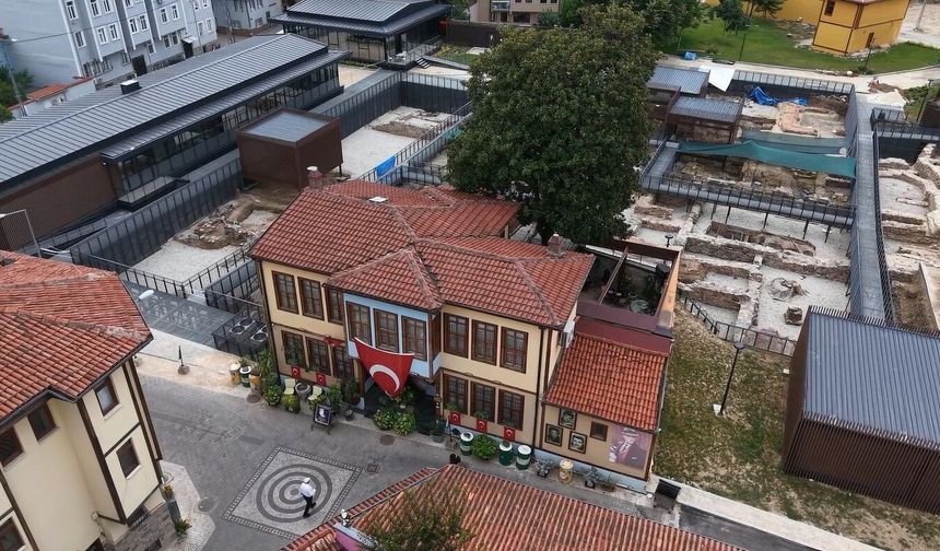 Kökleri 3 asra, hatırası Zeki Müren'e uzanan manolya ağacının altında vefa nöbeti
