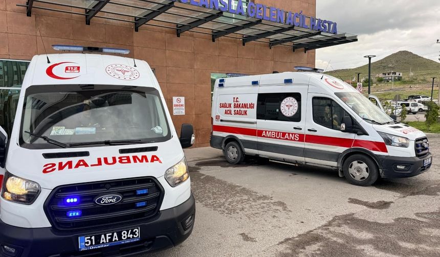 Lastiği patlayan minibüs şarampole devrildi; 5 yaralı