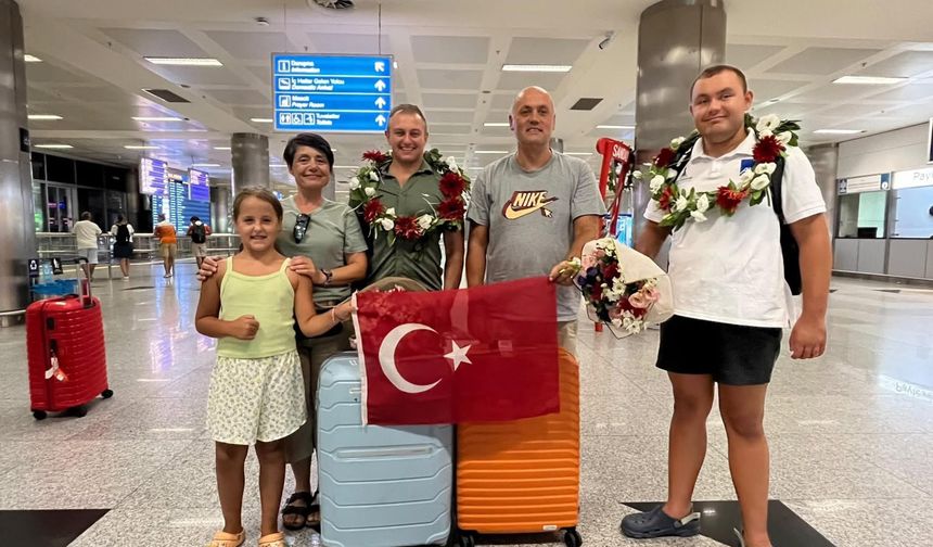 Milli yüzücü Tuna Tunca'ya coşkulu karşılaşama