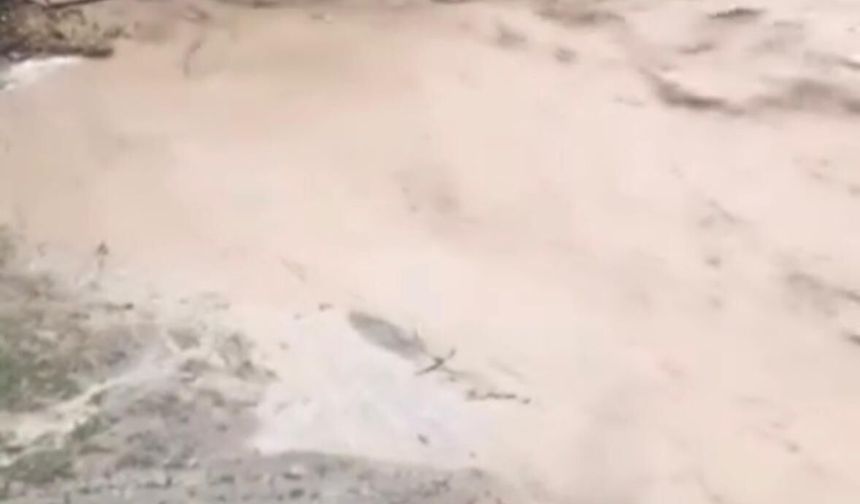 Nevşehir'de sel sularına kapılan otomobildeki 3 kişi köylüler tarafından kurtarıldı