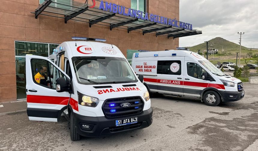 Niğde'de TIR ile hafif ticari araç çarpıştı; 2 ölü, 1 yaralı