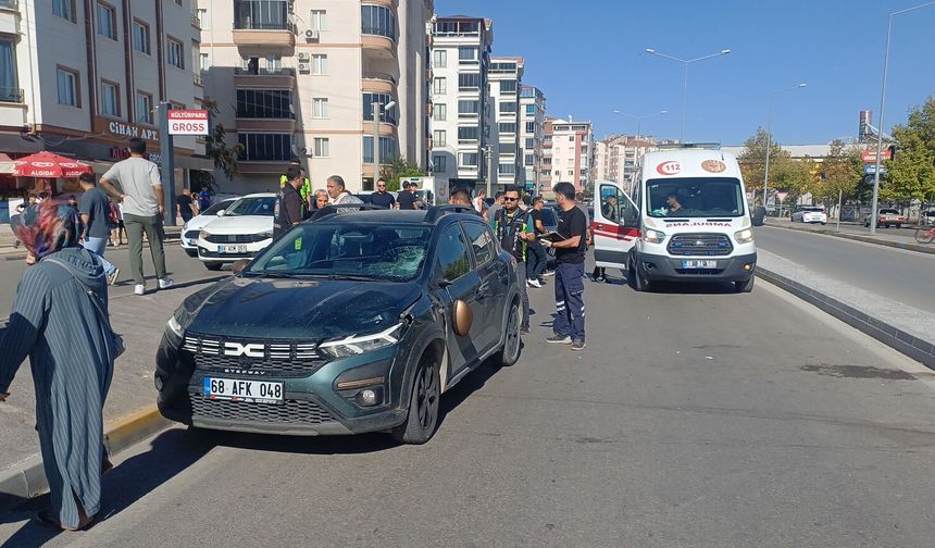 Otomobilin çarptığı polis memuru ve eşi yaralandı