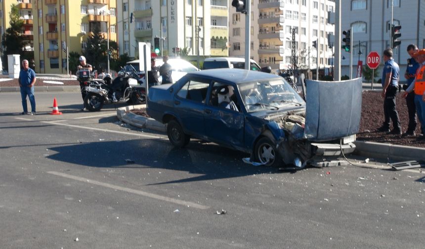Otomobille çarpışan motosikletin sürücüsü öldü