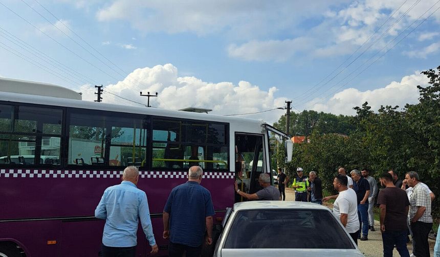 Özel halk otobüsü ile otomobil kafa kafaya çarpıştı: 5 yaralı