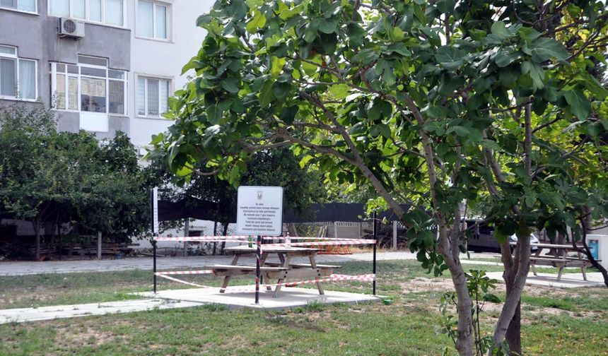 Parkta kirli bırakılan oturma grubu, 7 gün kullanıma kapatıldı