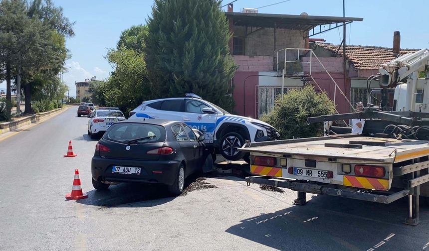 Polis aracıyla otomobil çarpıştı; 2 yaralı