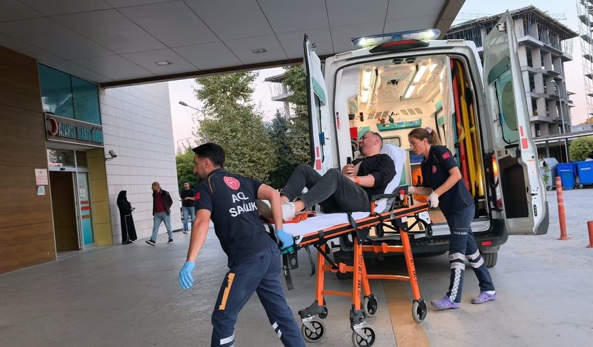 Refüje çarpan otomobilin devrilmesi kamerada; 1 yaralı