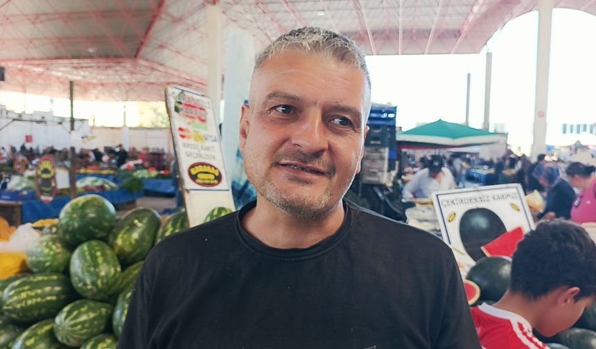 Satış yerinden karpuz alıp, helallik istediler; o anlar kamerada