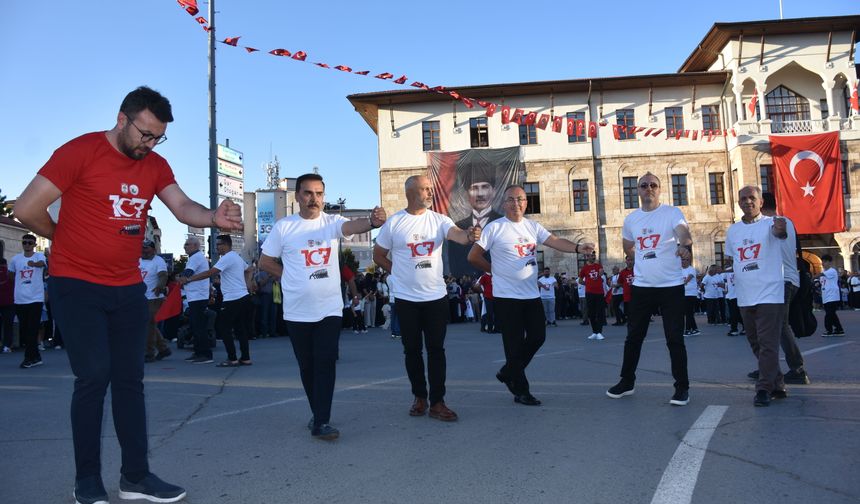 Sivas'ta 1058 kişi aynı anda halay çekti