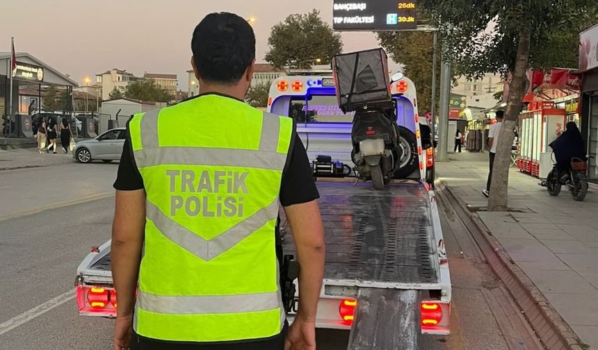 Taksi şoförü ile motokuryenin trafikte tekmeli yumruklu kavgası kamerada