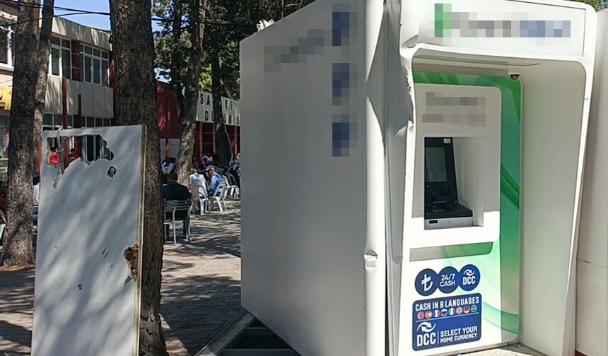 Traktörle 5 araç ile 2 ATM'ye çarptı; 127 bin lira ceza uygulandı