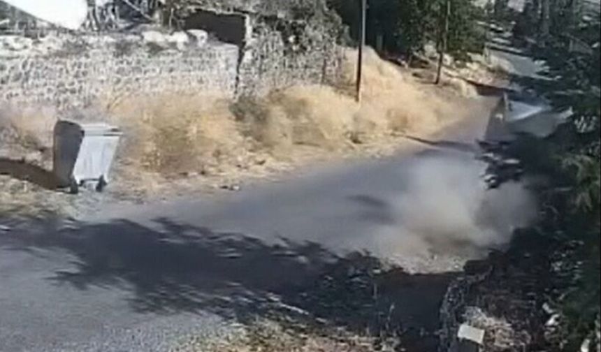 Traktörün devrildiği kaza kamerada; 3 yaralı