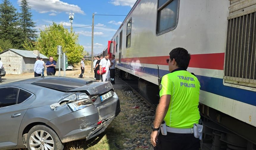 Tren, hemzemin geçitte otomobile çarptı: 1 yaralı