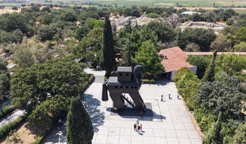 Troya Antik Kenti'nde 2 bin 800 yıllık agora gün yüzüne çıkarılıyor
