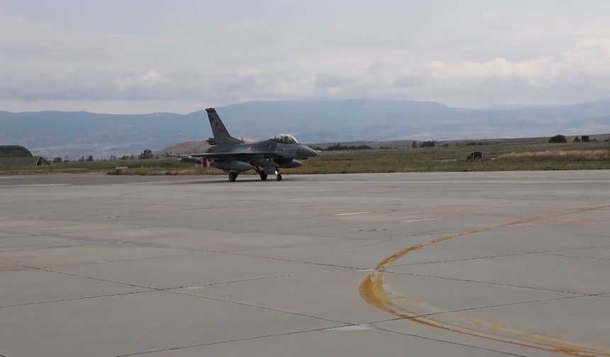 Türk Hava Kuvvetleri, Kıbrıs Adası'nın güneyinde eğitim uçuşu yaptı
