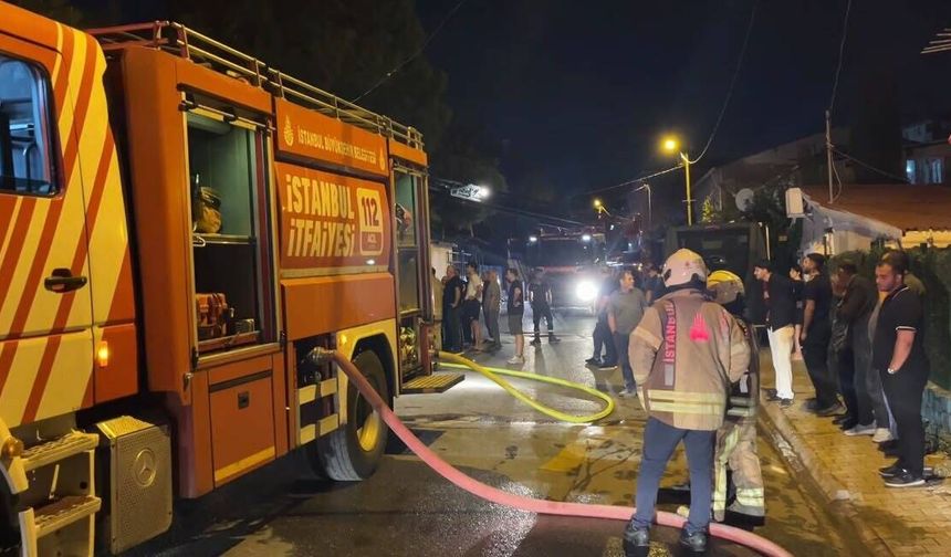Ümraniye'de 3 gecekondu alev alev yandı