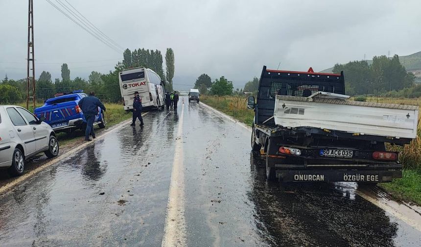 Yolcu otobüsü, kamyonete çarptı: 2 yaralı