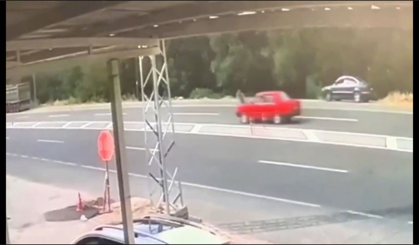 Yolun karşısına geçerken otomobilin altında kalarak öldü; o anlar kamerada