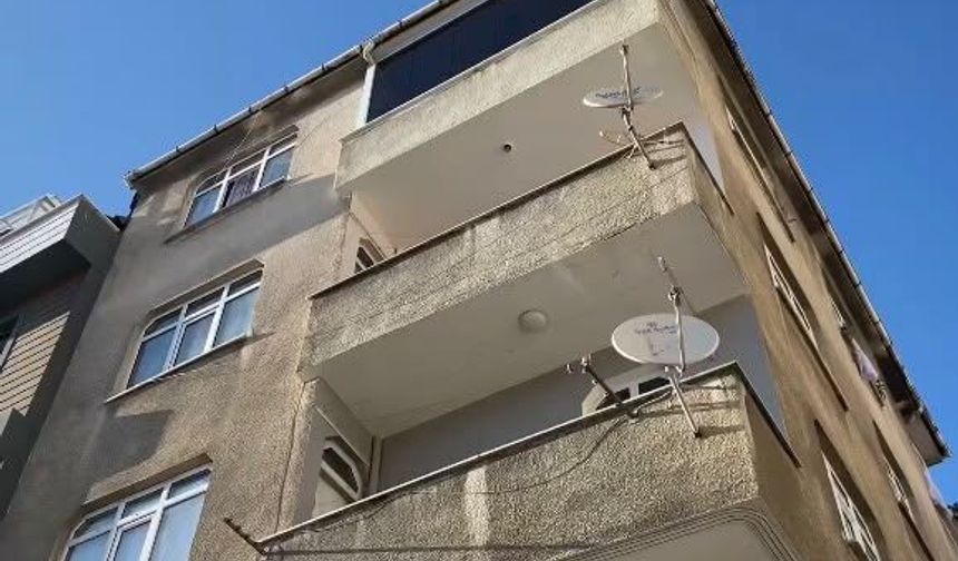 Zeytinburnu'nda 4'üncü kattan otomobilin üzerine düşen kişi yaralandı
