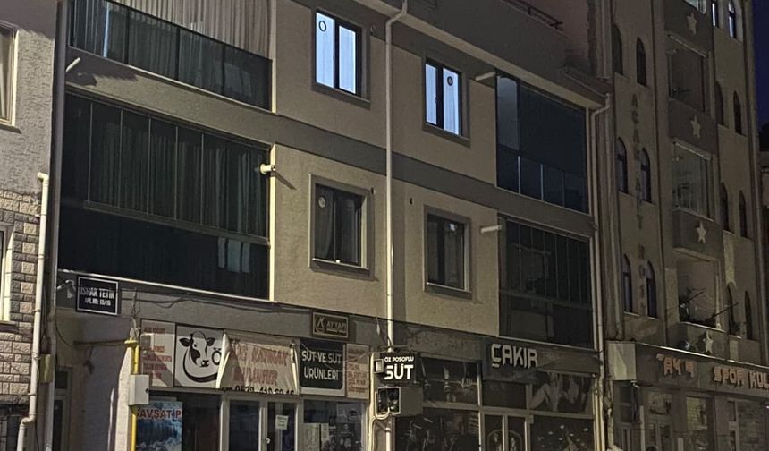 3'üncü kattaki evlerinin balkonundan düşüp, ağır yaralandı