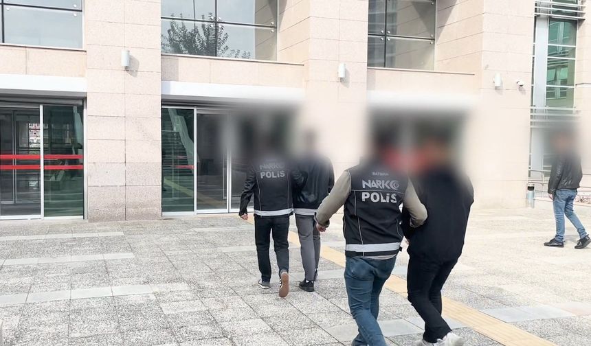 Aracın yakıt deposundaki uyuşturucuyu 'Hector' buldu