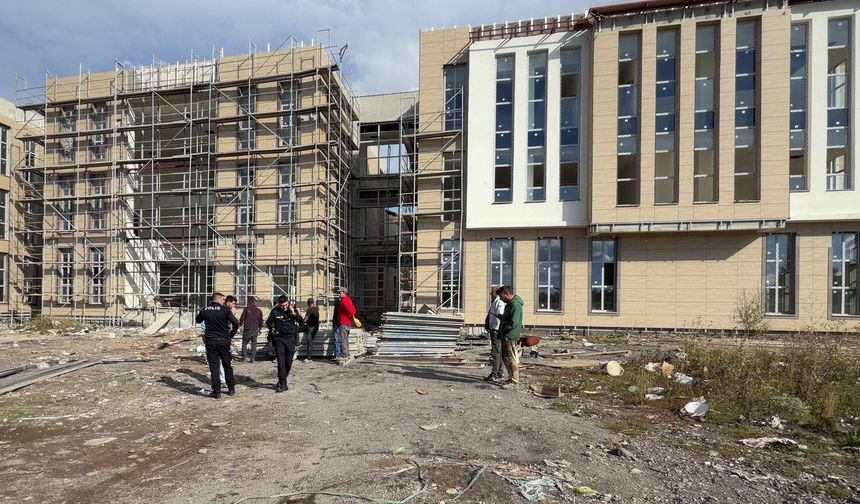 Asansör kurarken 4 kat yüksekliğinden düşüp, ağır yaralandı