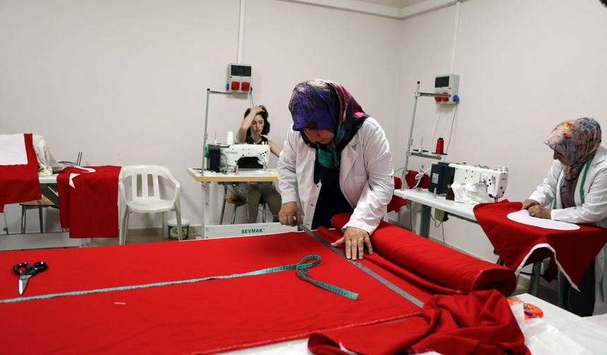 Bayrak sevgisini el emeğiyle yaşatıyorlar