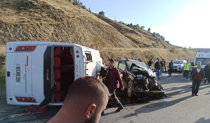Bingöl'de midibüs ile kamyonet çarpıştı: 12 yaralı
