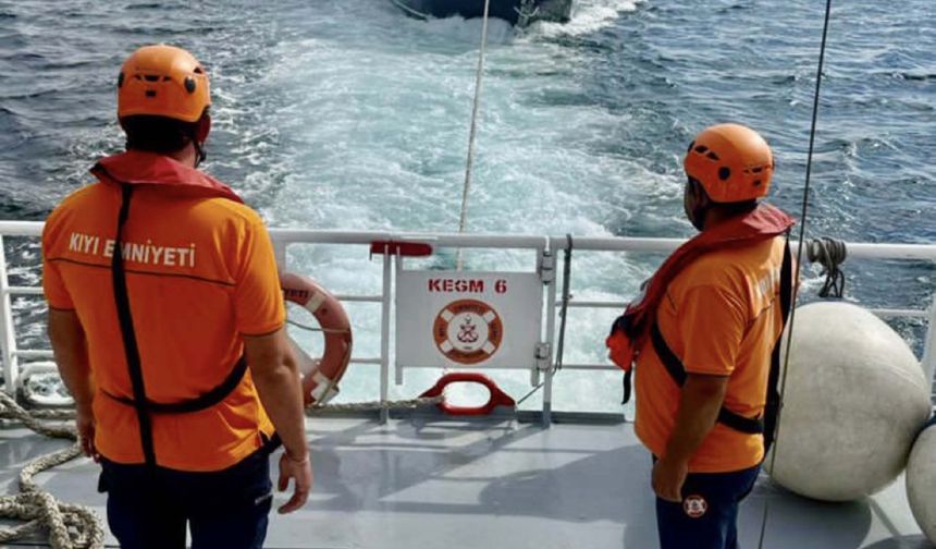 Çanakkale Boğazı'nda sürüklenen tekne kurtarıldı
