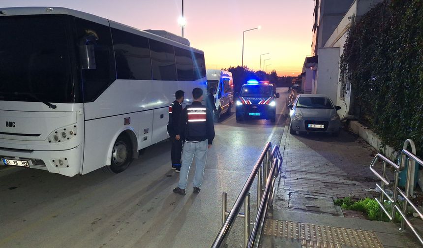 Çukurova Belediyesi'ne operasyonda gözaltına alınan 49 şüpheli adliyede