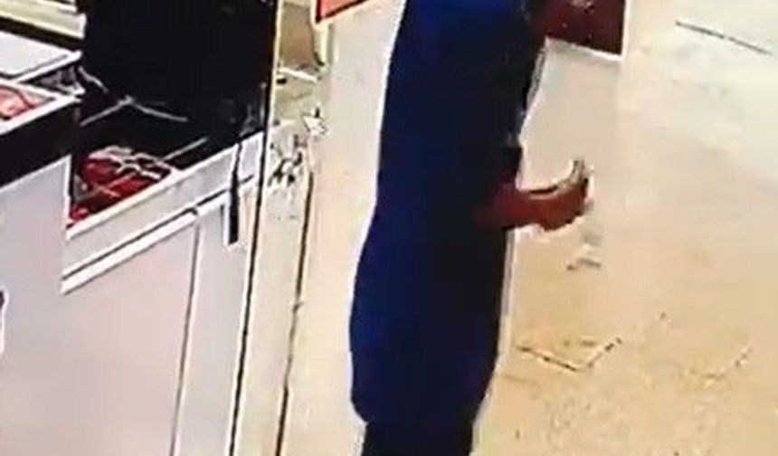 Gazoz içerek girdiği dükkanın vitrinindeki cep telefonunu çalıp kaçtı