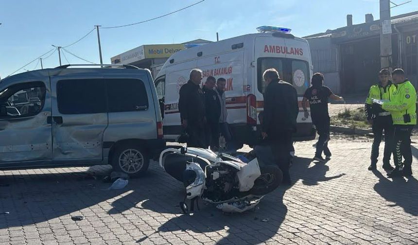 Hafif ticari araç ile motosiklet çarpıştı; 1'i ağır, 2 yaralı