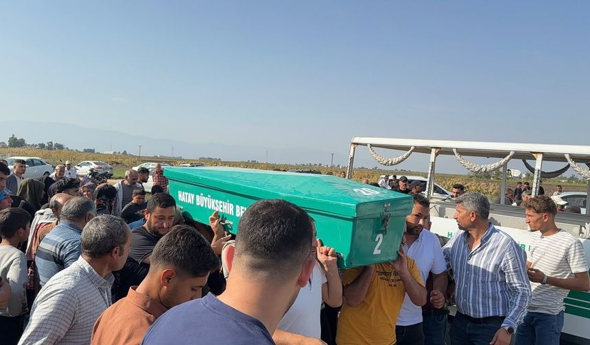Hatay'da kazada ölen anne ile 4 yaşındaki kızı toprağa verildi