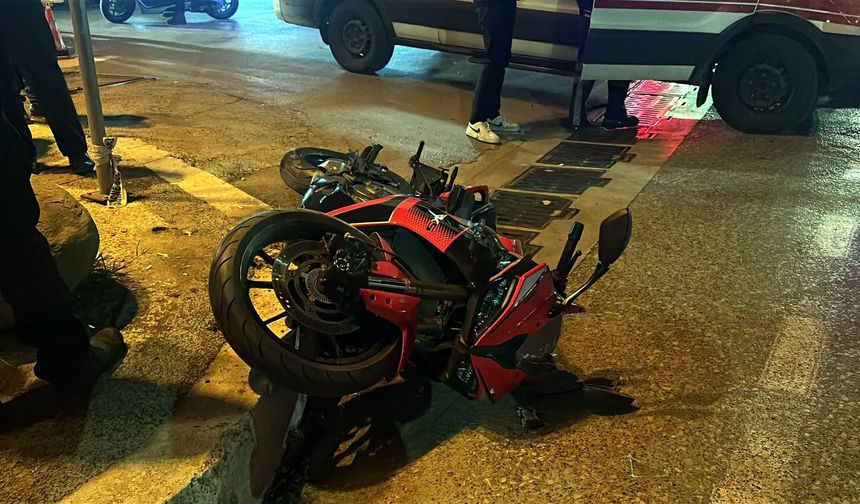İki motosikletin çarpıştığı kazada 1 yaralı; o anlar kamerada