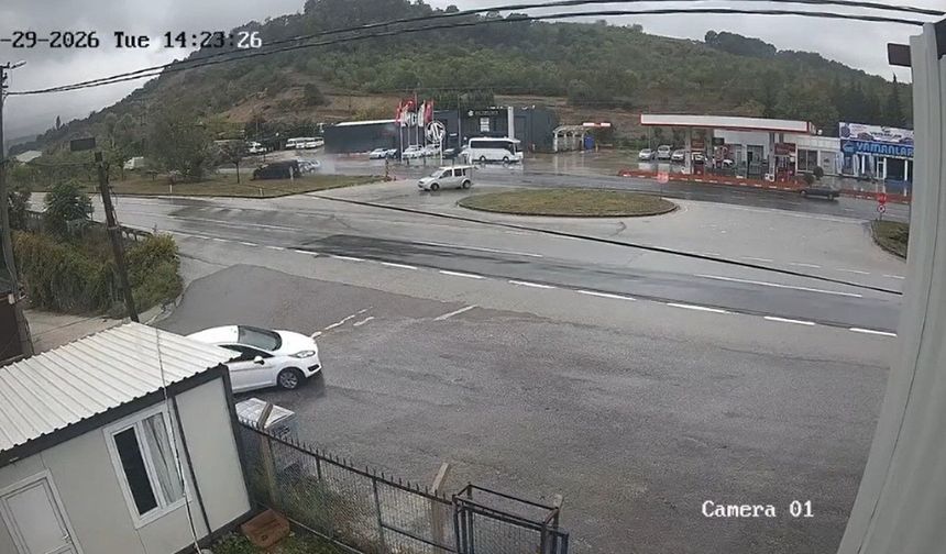 İkiye bölünen otomobilin sürücüsünün öldüğü kaza kamerada