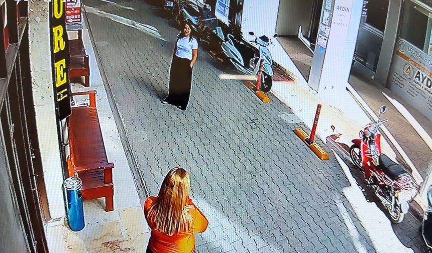 İş hanının dış cephesindeki cam, sokaktaki kadının yanına düştü; o anlar kamerada