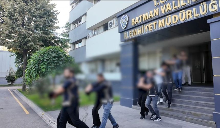 İş yerine silahlı saldırı düzenlenip 15 milyon lira haraç istendiği iddiasına 2 tutuklama