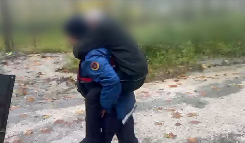 Jandarma, selde bebeği halatla tahliye etti