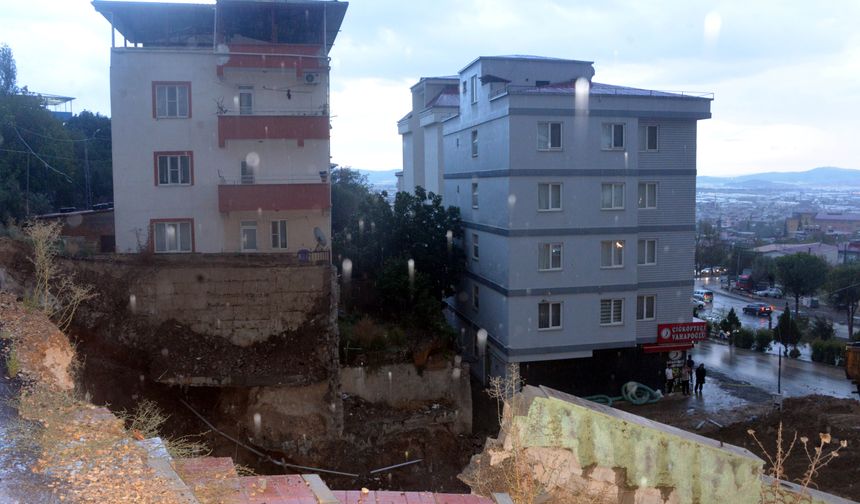 Kahramanmaraş'ta temel kazısında toprak kaydı, 2 bina boşaltıldı