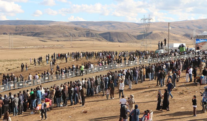 Karlıova'da geleneksel at yarışları; 620 bin TL ödül dağıtıldı