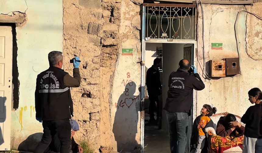 Kendisini terk eden kadın ile annesini bıçaklayan şüphelinin eve girip çıktığı anlar kamerada