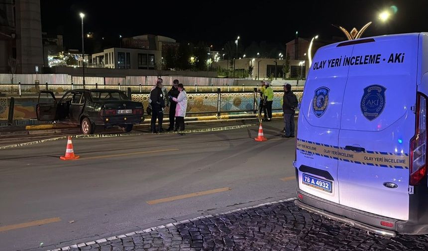 Köprü korkuluklarına çarpan otomobil askıda kaldı