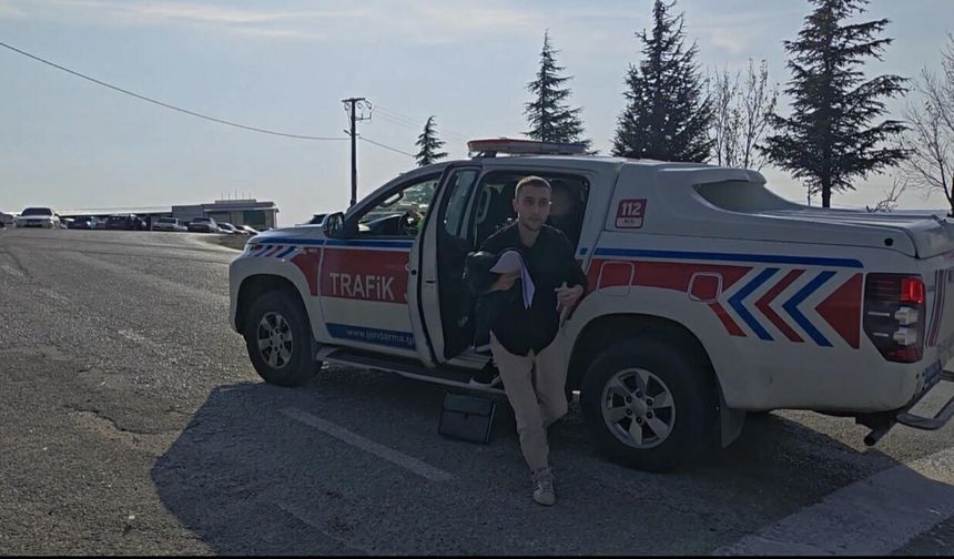 Lastiği patlayan otomobildeki 3 adayı, KPSS'ye jandarma ekipleri yetiştirdi