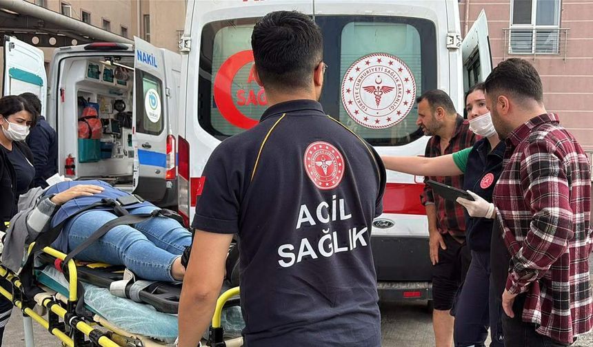 Minibüs ile otomobilin çarpıştığı kaza kamerada; 2 yaralı