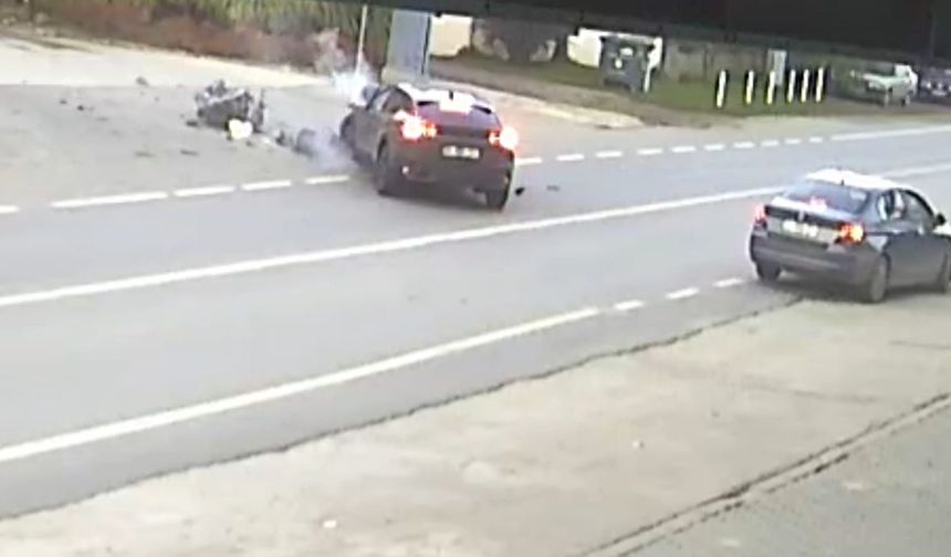 Motosiklet ile otomobilin çarpıştığı kaza kamerada