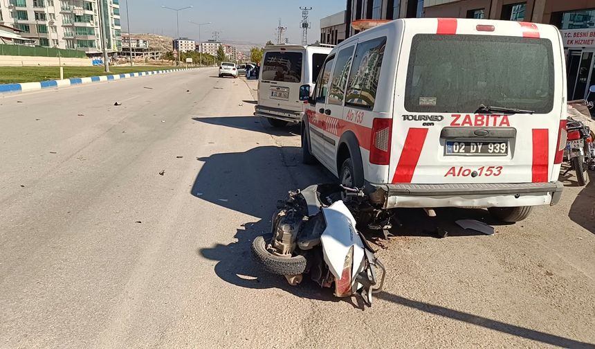 Otomobilin çarptığı motosikletin sürücüsü ağır yaralandı