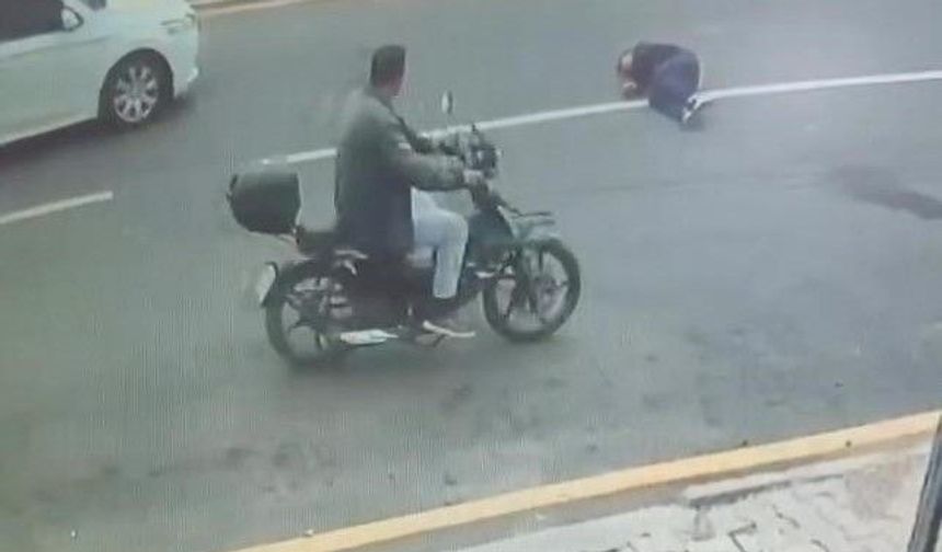 Otomobilin öğrenciye çarptığı kaza kamerada